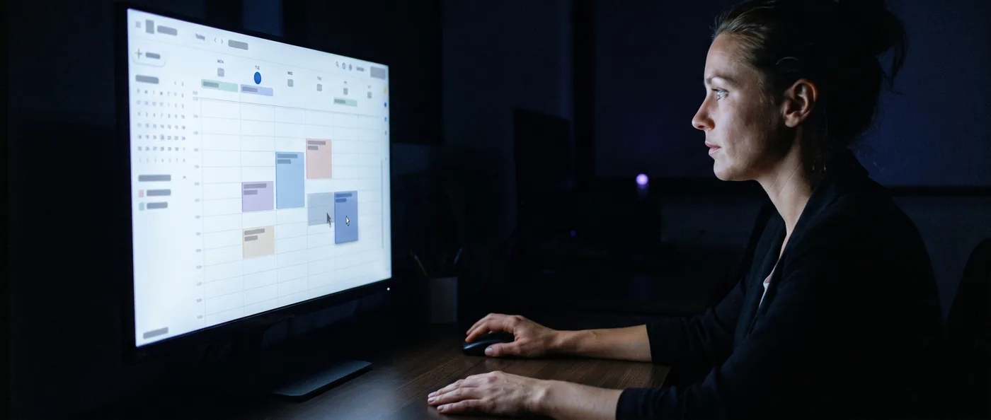 A dispatcher dragging an appointment block to a new day in an on-screen weekly calendar.